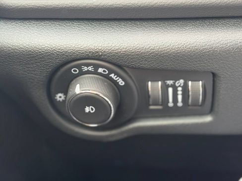 Used 2025 Chrysler Pacifica Select FWD image 33