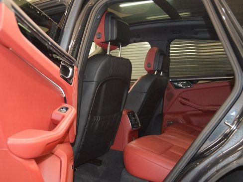 Certified 2025 Porsche Macan AWD/4WD image 34