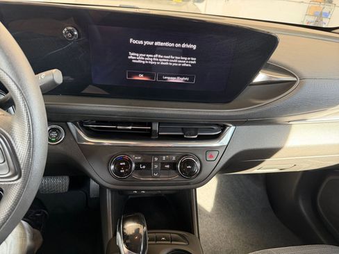 Used 2025 Buick Envista Preferred image 18