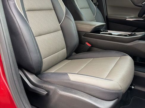 Used 2025 Chevrolet Equinox LT w/ Convenience Package II image 8