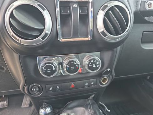 Used 2015 Jeep Wrangler Rubicon w/ Power Convenience Group AWD/4WD image 10