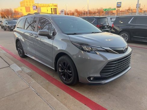 Used 2024 Toyota Sienna XLE Woodland Edition image 5