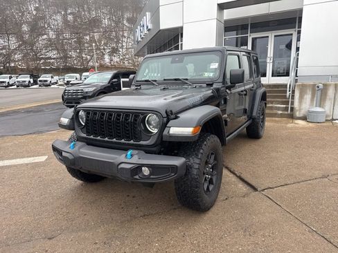 Used 2024 Jeep Wrangler Unlimited image 3