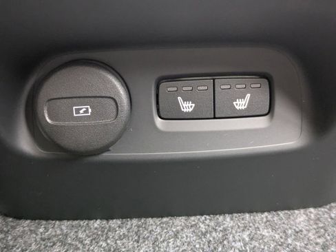 New 2025 Volvo XC40 B5 Core w/ Protection Package Premier image 16