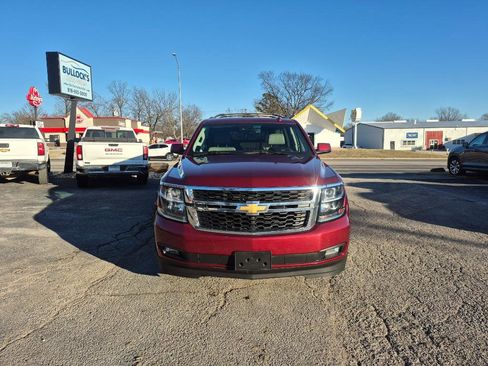 Used 2017 Chevrolet Suburban LT image 2