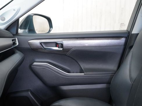Used 2023 Toyota Highlander Limited image 32