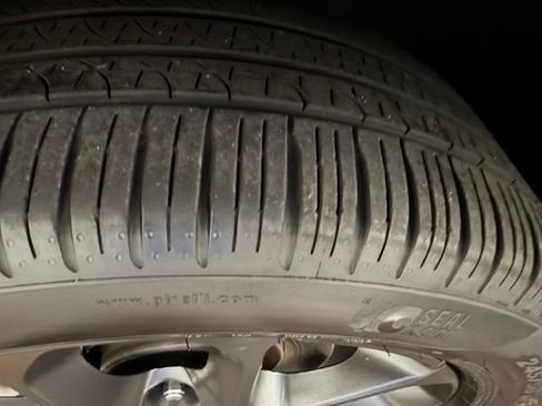 Used 2025 Chrysler Pacifica Limited AWD/4WD image 11