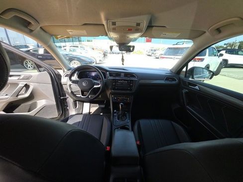 Used 2023 Volkswagen Tiguan SE image 25