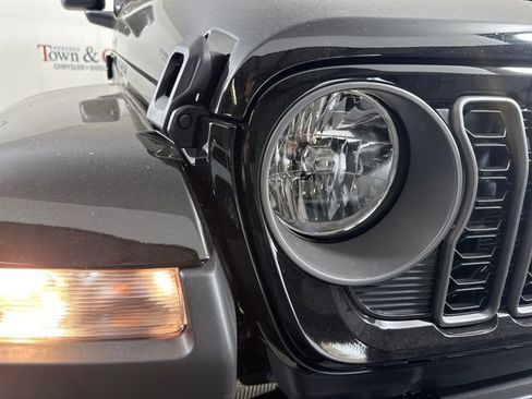 New 2025 Jeep Gladiator Sport image 4