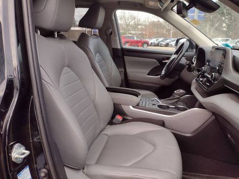 Used 2021 Toyota Highlander XLE image 23