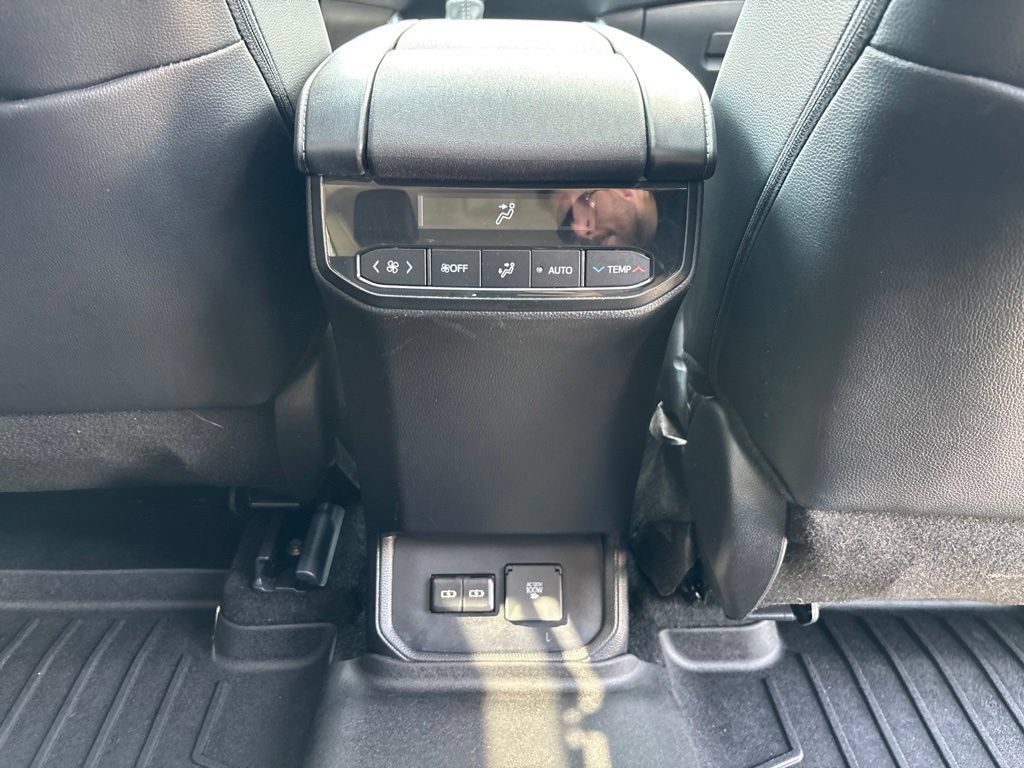 Used 2024 Toyota Highlander Limited AWD/4WD image 24