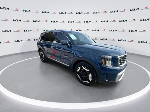 Used 2023 Kia Telluride S image 2