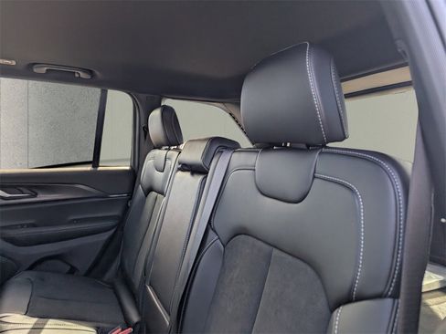 New 2025 Jeep Grand Cherokee Altitude image 7