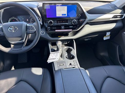 New 2025 Toyota Highlander XLE image 25