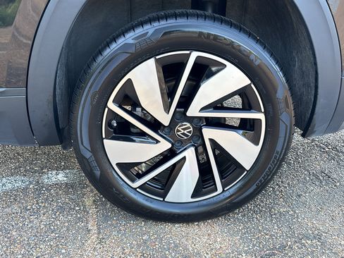 Used 2025 Volkswagen Atlas SE AWD/4WD image 32