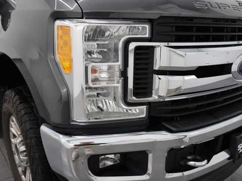 Used 2017 Ford F250 XLT w/ XLT Premium Package AWD/4WD image 21