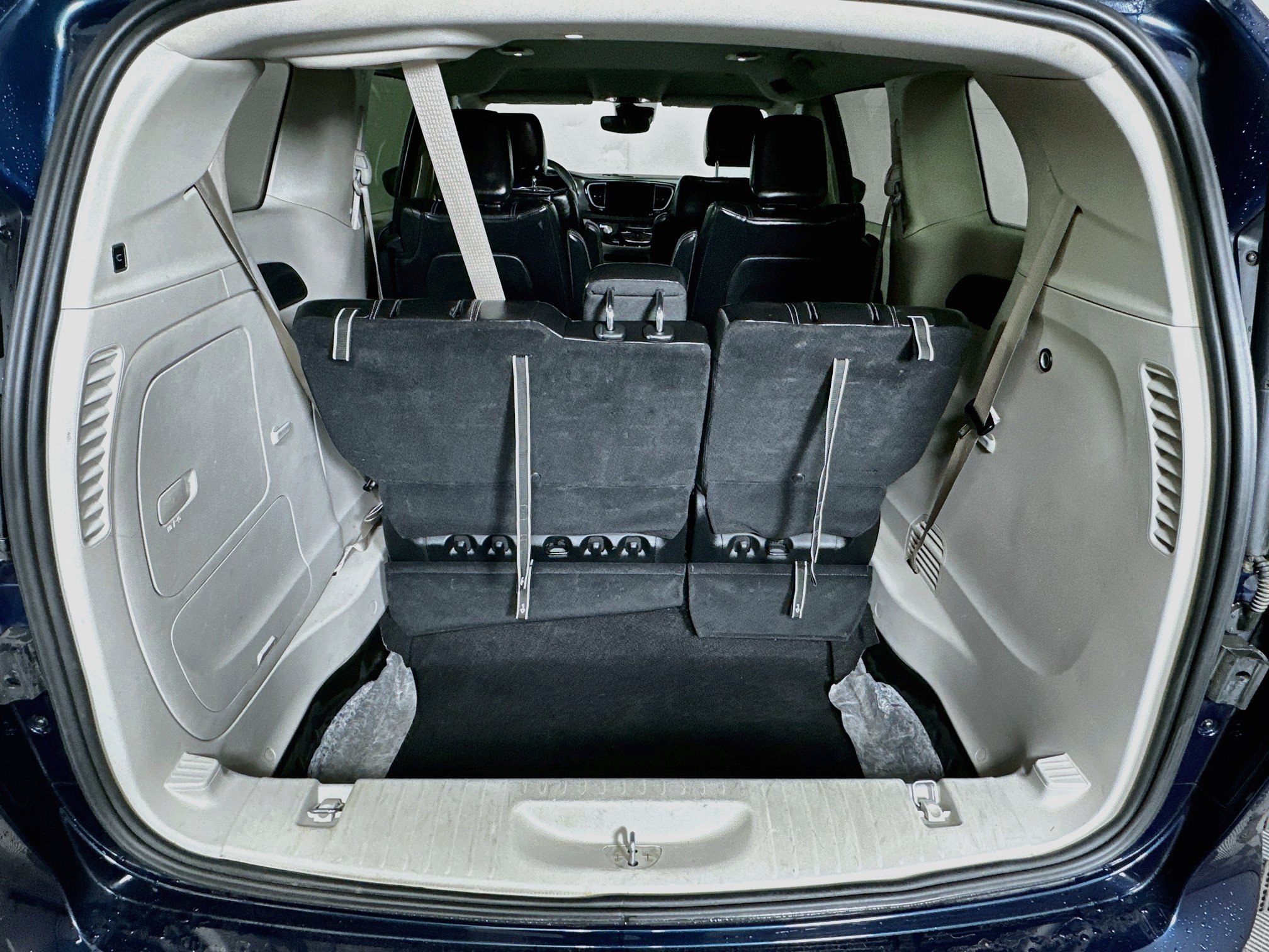 Used 2023 Chrysler Pacifica Touring-L FWD image 28