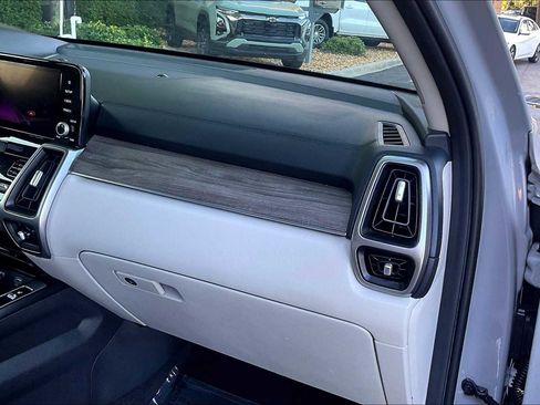 Used 2022 Kia Sorento EX w/ Panoramic Sunroof Package image 15