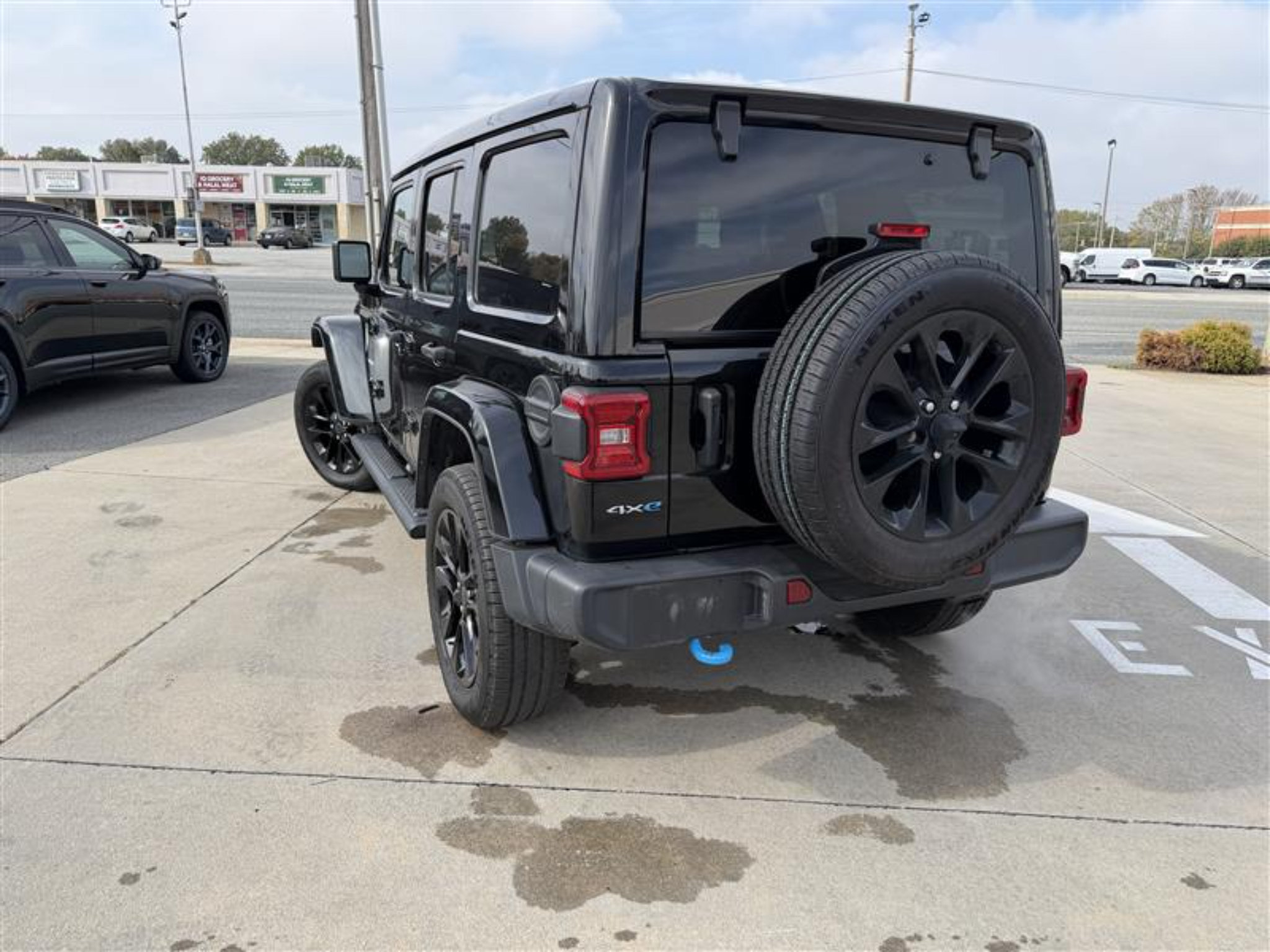 Used 2024 Jeep Wrangler Unlimited Sahara w/ Technology Group AWD/4WD image 6