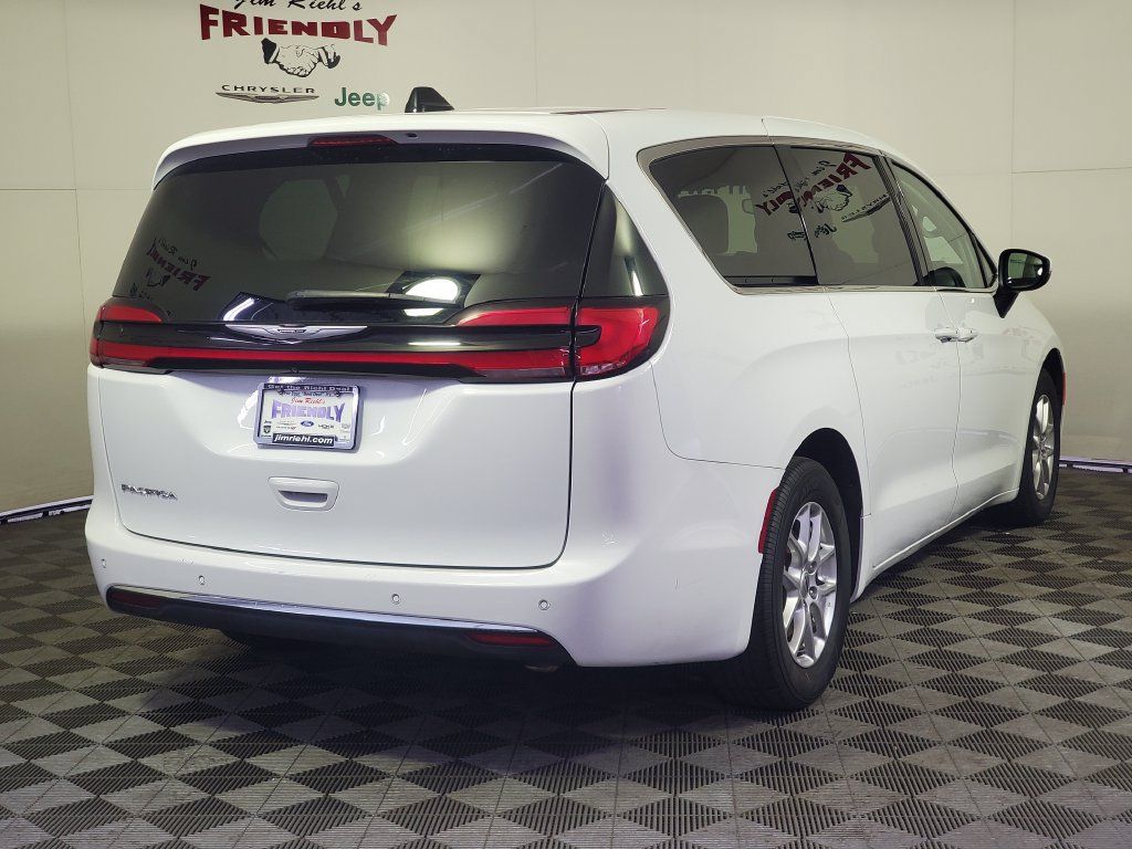 Used 2023 Chrysler Pacifica Touring-L FWD image 3