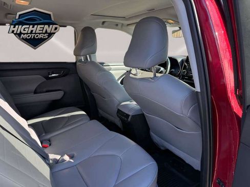 Used 2020 Toyota Highlander XLE image 21