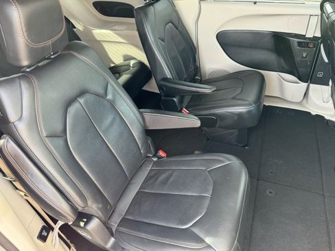 Used 2017 Chrysler Pacifica Touring-L Plus image 15