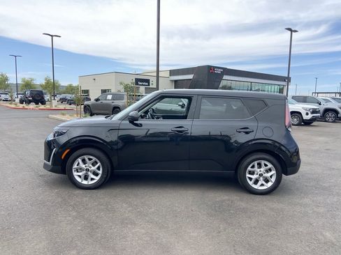 Used 2023 Kia Soul LX w/ Option Group 015 FWD image 4