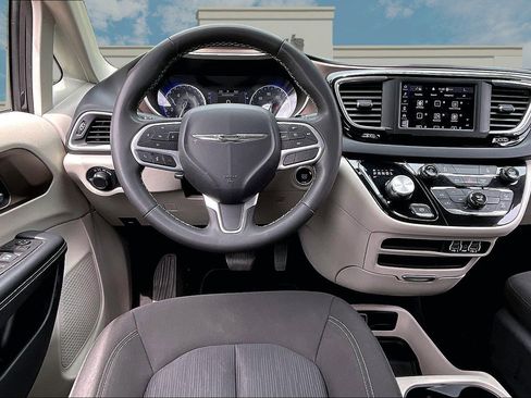 Used 2023 Chrysler Voyager LX FWD image 5