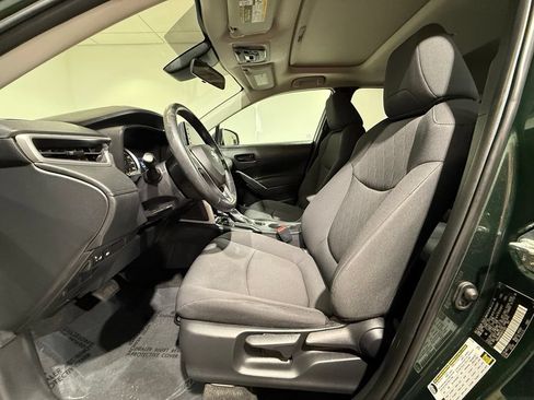Certified 2022 Toyota Corolla Cross LE w/ Moonroof Package AWD/4WD image 13