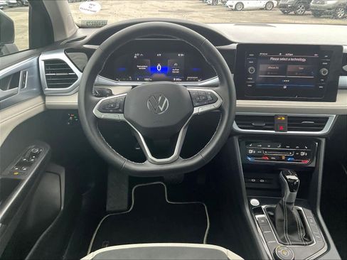 Used 2025 Volkswagen Taos SE w/ Panoramic Sunroof Package image 17