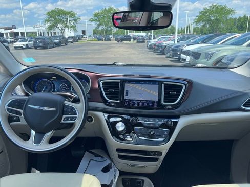 Used 2019 Chrysler Pacifica Limited w/ Tire & Wheel Group FWD image 23