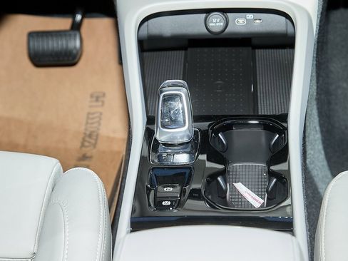 New 2025 Volvo XC40 B5 Plus w/ Protection Package Premier image 27