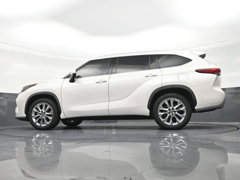 Used 2021 Toyota Highlander Limited FWD image 25