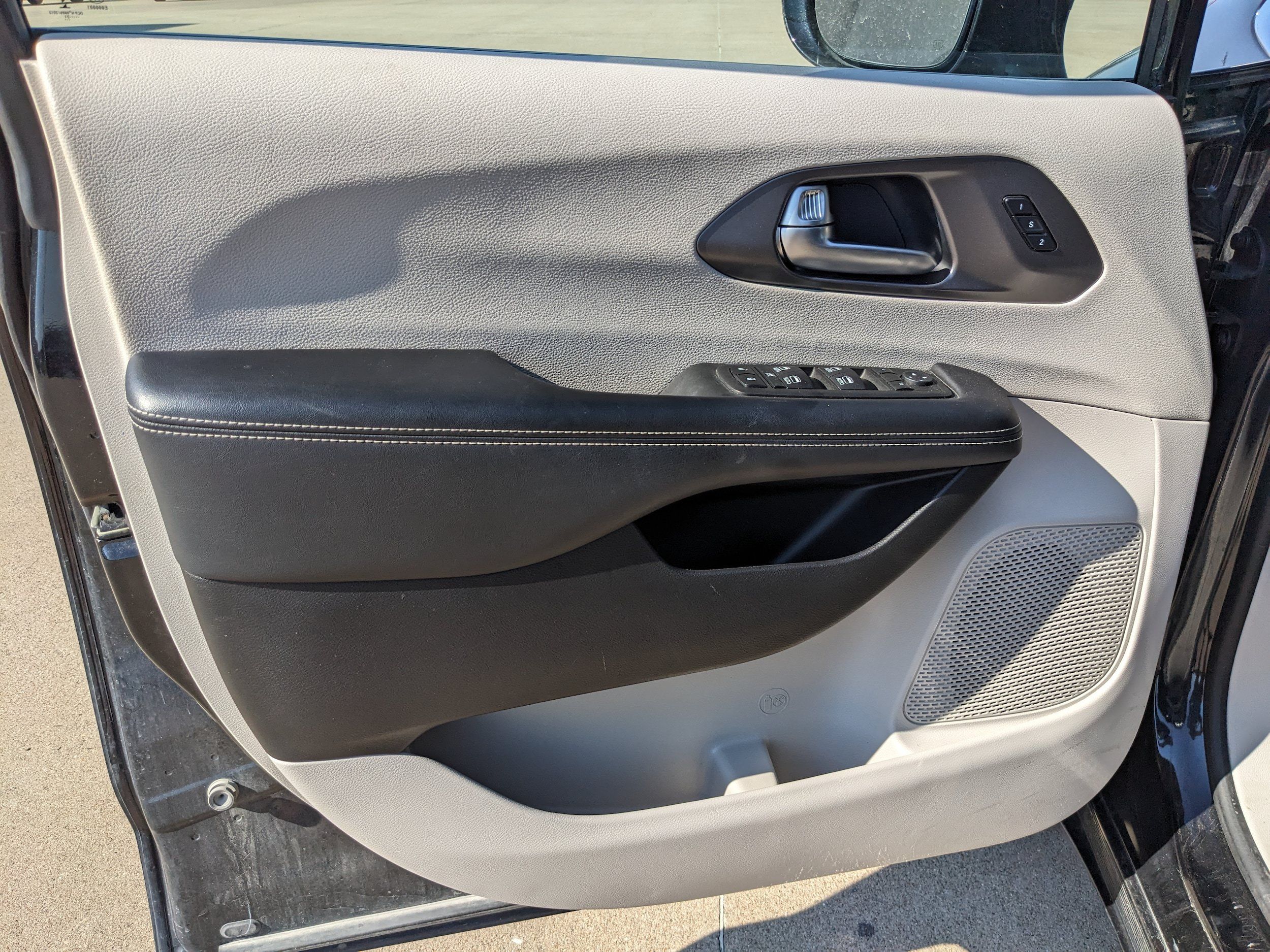 Used 2022 Chrysler Pacifica Touring-L w/ Uconnect Theater Family Group AWD/4WD image 39