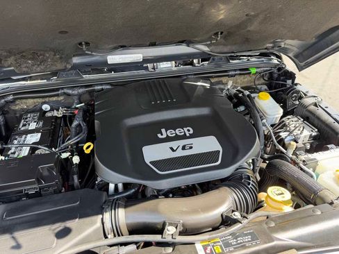 Used 2017 Jeep Wrangler Unlimited Sahara w/ Connectivity Group AWD/4WD image 22