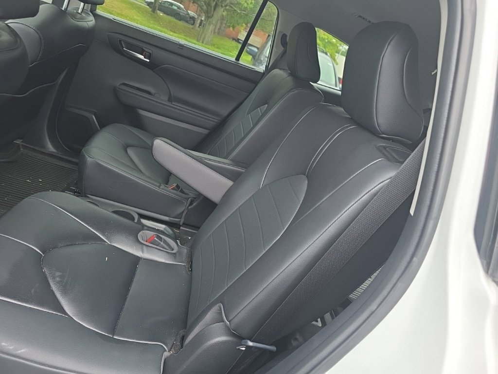 Used 2023 Toyota Highlander XLE AWD/4WD image 29