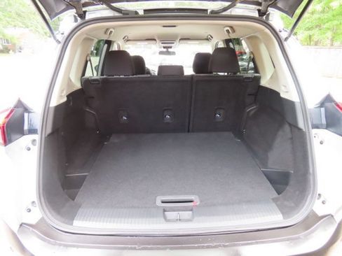 Used 2022 Nissan Rogue SV FWD image 9