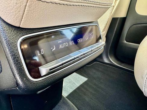 Used 2024 Mercedes-Benz GLS 450 4MATIC image 12