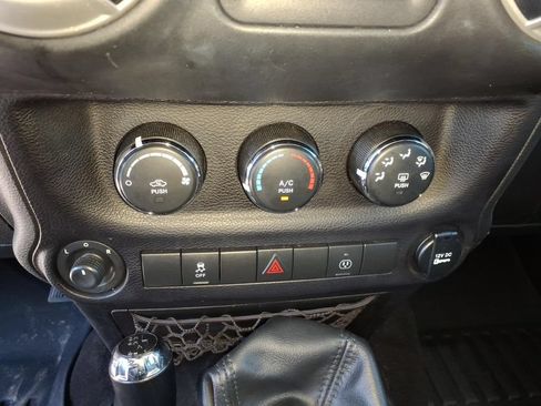 Used 2017 Jeep Wrangler Unlimited Rubicon w/ Connectivity Group AWD/4WD image 30