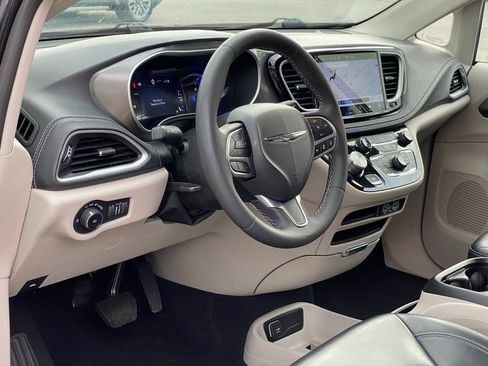 Used 2023 Chrysler Pacifica Touring-L FWD image 10