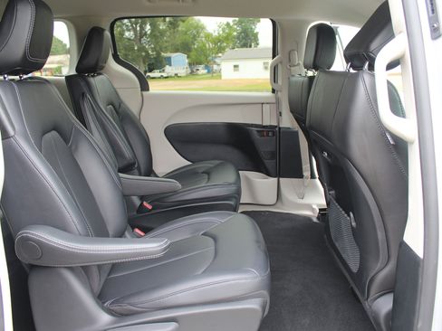 Used 2024 Chrysler Pacifica Select image 48