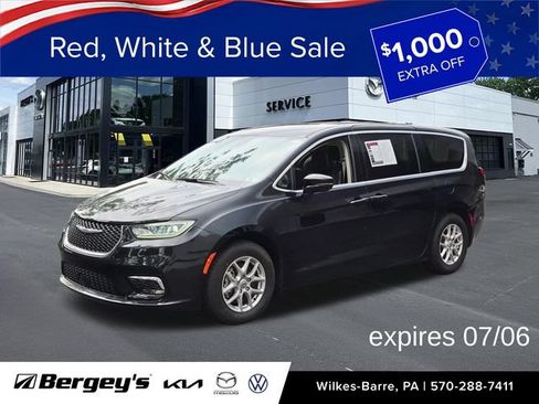 Used 2024 Chrysler Pacifica Touring-L FWD image 1