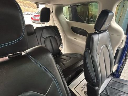 Used 2021 Chrysler Pacifica Touring-L FWD image 19