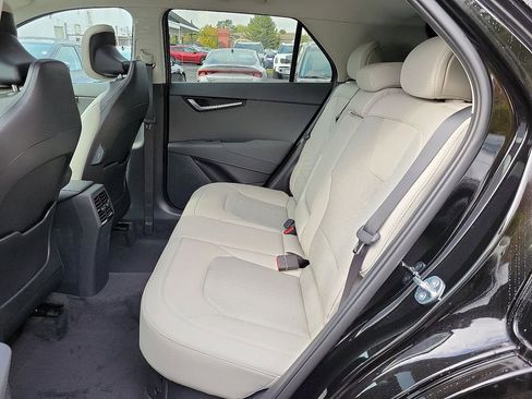 Used 2024 Kia Niro EX Touring image 6