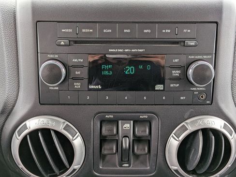 Used 2015 Jeep Wrangler Unlimited Sahara image 10