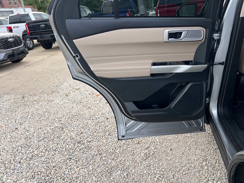 Used 2023 Ford Explorer XLT AWD/4WD image 15