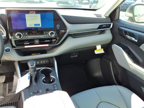 New 2026 Toyota Highlander XLE image 11