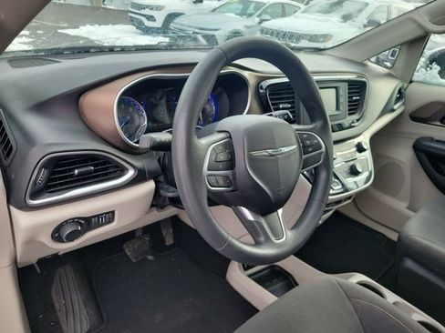 Used 2017 Chrysler Pacifica Touring image 11