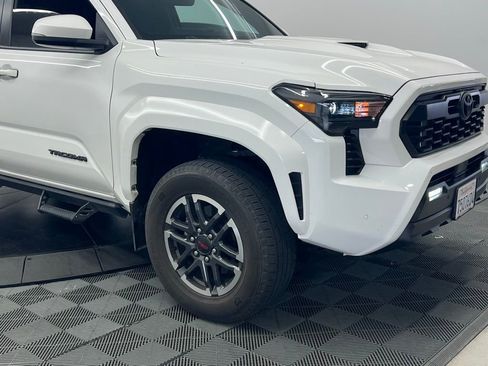 Used 2024 Toyota Tacoma TRD Sport w/ TRD Sport Upgrade Package image 6
