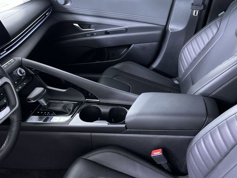 Used 2025 Hyundai Elantra Limited image 23